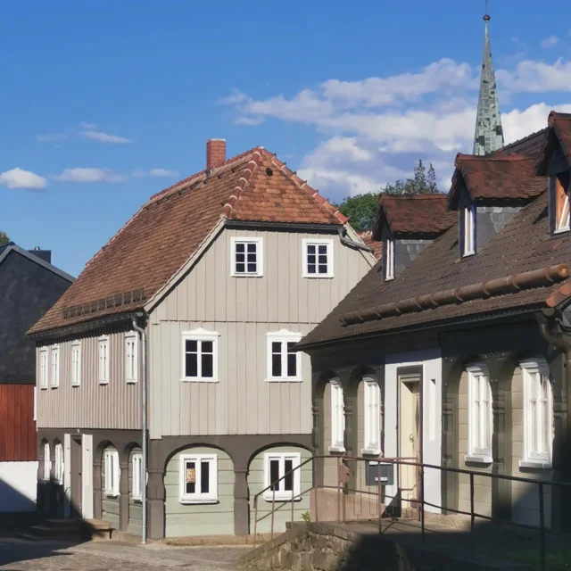 Der Verein www.raemischstrasse23.de rettet seit 2017 mit vielen Ehrenamtlichen und großem Engagement das Doppelstubenumgebindehaus in einem Handwerkerviertel in Schirgiswalde vor dem Abriß.

Gestern war das Fest zur Eröffnung dieses beeindruckenden Projektes. Heute kann es besichtigt werden. 

Die naturfarbenwerkstatt konnte unterstützen durch

- Farbkonzeption und 
Beratung #atelierankaboethig
- Standölfarben von #kreidezeit_naturfarben
- Hartöle von #livos
- Lehmfarben von #conluto
- Kalkfarben von #haga

Zukünftig soll es auch Veranstaltungen von uns zur Oberflächengestaltung an Häusern im ländlichen Raum dort geben.

Danke an die Architekten Kerstin Richter und Andreas Trauzettel, Danke an die fleissigen Fensterstreicherinnen, Steineklopfer, Sponsoren, Helfer usw.

Es war mir eine große Freude... 

#umgebindeland
#umgebindehaus #oberlausitz #denkmalpflege
#bessermitarchitekten
#oekoplus
##deutschestiftungdenkmalschutz