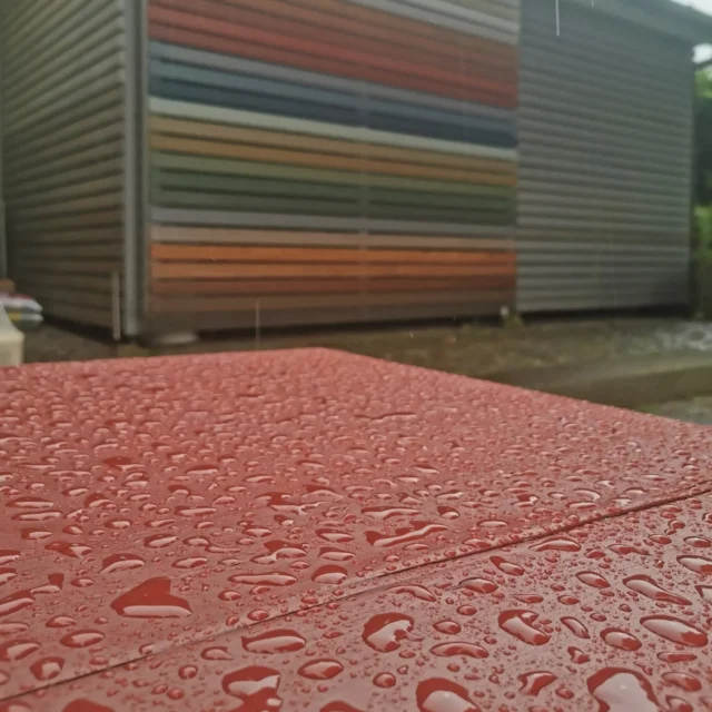Standölfarbe auf einer Sitzfläche... Heute beregnet. 
Und das Wasser perlt ab.

Unser 8-jähriger Wetterstand mit farbigen Rhombusleisten aus Lärche  hilft bei der Farbfindung und zeugt von der Schönheit natürlicher Farben.

Nichts blättert, keine Schadstoffe, feine Ergebnisse. 

#kreidezeit_naturfarben
#leinölfarben
#oekoplus
#dresden
#livos
#nachhaltigkeit
#handwerk
#malerhandwerk
#farbdesign
#bessermitarchitekten